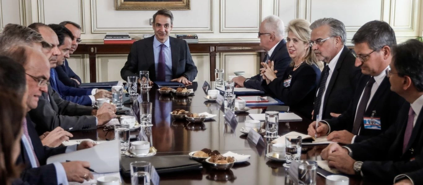 Συμφωνία Κ.Μητσοτάκη με τους τραπεζίτες: Θα μειώσουν κάποιες από τις τραπεζικές χρεώσεις